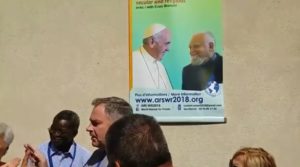 Der Streit ereignete sich unter diesem Transparent, das für den „falschen Propheten“ Enzo Bianchi wirbt, der das Lehramt von Papst Franziskus erklären soll