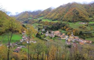 Selva di Progno und die Pfarrkirche, die Costalunga nach elf Jahren im Stich ließ
