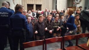 2017 wurden junge Katholiken von der Polizei aus der Brüsseler Kathedrale entfernt. Stört eine betende Jugend die heutige Kirche?