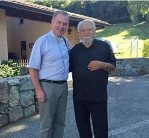 Der Kirchenrektor von Ars mit Enzo Bianchi in dessen „Kloster“ in Boso