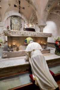 Papst Franziskus beugt sich zum Grab des Heiligen, das sich unter dem Altar der Krypta befindet.
