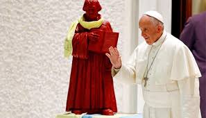 Papst Franziskus mit Luther-Statue