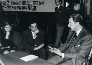 Carlos Alberto Sacheri mit Studenten