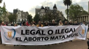Ob legal oder illegal, Abtreibung tötet. Transparent beim Marsch für das Leben - Argentinien im März 2018
