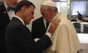 Papst Franziskus mit Kenneth Copeland 2014
