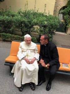 Benedikt XVI. in den Vatikanischen Gärten (veröffentlicht am 22. August 2018)