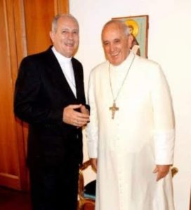 Bischof Ruben Lugones mit Papst Franziskus