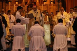 Erzbischof Léonard spendete 2015 zuletzt Angehörigen der Bruderschaft das Weihesakrament