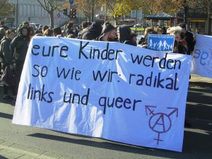 Linksradikale Gegendemonstration: "eure Kinder werden so wie wir: radikal links und queer"