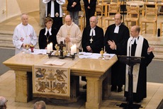 Gottesdienst nach Lima-Liturgie beim 2. Ökumenischer Kirchentag: Lutheraner, Reformierte, Alt-Katholiken, Anglikaner alle an einem Tisch?