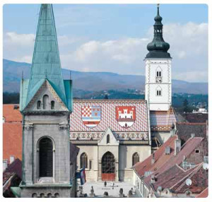 Kroatiens Hauptstadt Zagreb: Im Hintergrund die Stadtpfarrkiche St. Markus in der Oberstadt, nahe dem Parlamentssitz