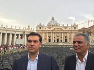 Alexis Tsirpas vor dem Treffen mit Papst Franziskus auf dem Petersplatz