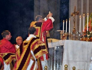 Alter Ritus. Heilige Messe in der Kathedrale Notre Dame de Paris (Internationale Wallfahrt der Tradition, Pfingsten 2014)