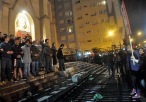 Radikalfeministen versuchten in der Nacht die Kathedrale von Mar del Plata zu stürmen, beherzte Katholiken stellten sich ihnen entgegen
