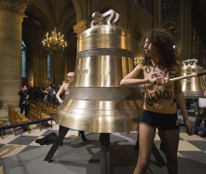 Schändung der Kathedrale Notre Dame von Paris durch Femen-Weiber