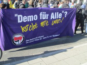 Aggressive Intoleranz der Antifa: Unten auf dem Banner „...Demo für alle blockieren!“, also Blockade des grundgesetzlichen Demonstrationsrechts