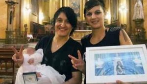 Argentinisches Lesbenpaar nach Taufe, links im Bild die Mutter des getauften Mädchens