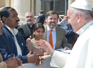 Die flüchtige Begegnung von Papst Franziskus mit dem Ehemann und der jüngsten Tochter von Asia Bibi