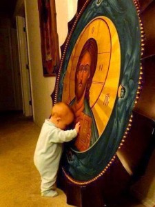 Baby umarmt Christus Pantokrator