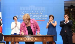 Präsidentin Bachelet unterzeichnet vor der Presse ihr Abtreibungs-Projekt