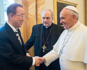Der Handschlag zwischen Papst Franziskus und UNO-General Ban Ki-moon besiegelte die "neue Allianz"