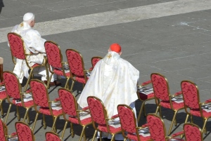 Benedikt XVI. alleine vor Beginn des Pontifikalamtes