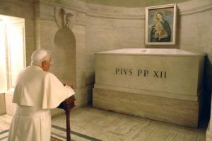 Benedikt XVI. am Grab von Pius XII.