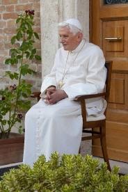 Benedikt XVI. auf dem Stuhl im Vatikan, doch nicht dem Stuhl des Petrus