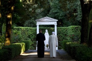 Benedikt XVI. beim Rosenkranz im Garten von Castel Gandolfo