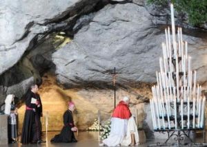 Benedikt XVI. betet in der Lourdes-Grotte (2008)