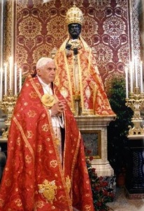 Benedikt XVI. mit dem Apostelfürsten Petrus