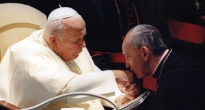 2001: Papst Johannes Paul II. erhebt Erzbischof Bergoglio (Buenos Aires) zum Kardinal