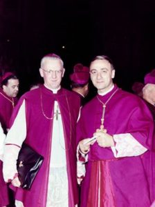 Luigi Bettazzi beim Konzil (links Erzbischof Heenan von Westminster)