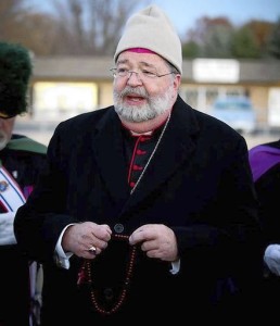 Bischof Daniel Jenky von Peoria betet den Rosenkranz vor einer Abtreibungsklinik in Peoria