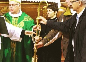 Bischof Herbreteau bei der Beauftragung der Laienkuraten der ersten priesterlosen Pfarrei