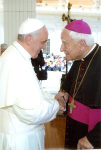 Bischof Bettazzi mit Papst Franziskus