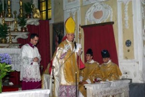 Bischof Oliveri zelebriert im Alten Ritus