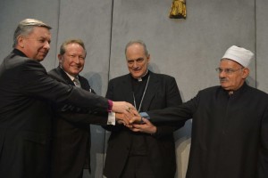 2014: Bischof Sorondo mit Andrew Forrest (2.v.l.) bei der Gründung von Global Freedom Network im Vatikan