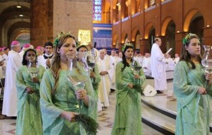 Brasilien Messe Vestalinnen Schauspiel bei Abschlußgottesdienst der Vollversammlung der brasilianischen Bischofskonferenz in Aparecida