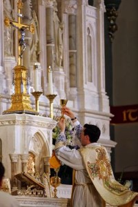 Der neue Hochaltar der Pfarrei zum Heiligen Namen Jesu von Brooklyn in  New York
