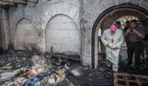 Patriarchalvikar Marcuzzo im zerstörten Eingangsbereich zur Brotvermehrungskirche Tabgha