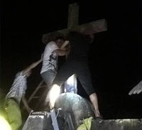Chinesische Christen richten das entfernte Kreuz wieder auf