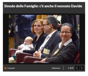 Der kleine Davide mit seinen Eltern in der Synodenaula