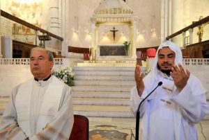 Dompfarrer Lanzolla am 31. Juli während der "Imam von Bari" in der Kathedrale die Eröffnungssure gegen Christen und Juden rezitierte