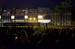 Die Veilleurs vor dem Europarat in Straßburg: Protest gegen "Homo-Ehe"