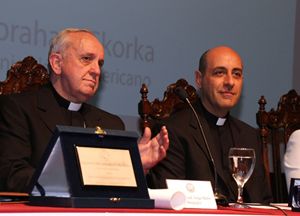 Erzbischof Bergoglio mit Rektor Fernandez