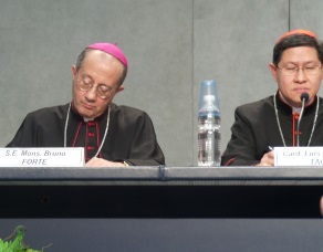 Erzbischof Forte mit Kardinal Tagle bei Bischofssynode