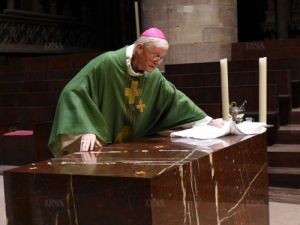 Erzbischof Grallet wäscht im Rekonziliationsritus den Altar