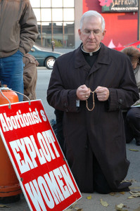 Erzbischof Kurtz, neuer Vorsitzender der amerikanischen Bischofskonferenz betet kniend vor einer Abtreibungsklinik den Rosenkranz