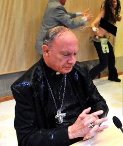 Erzbischof Leonard von Femministinnen attackiert